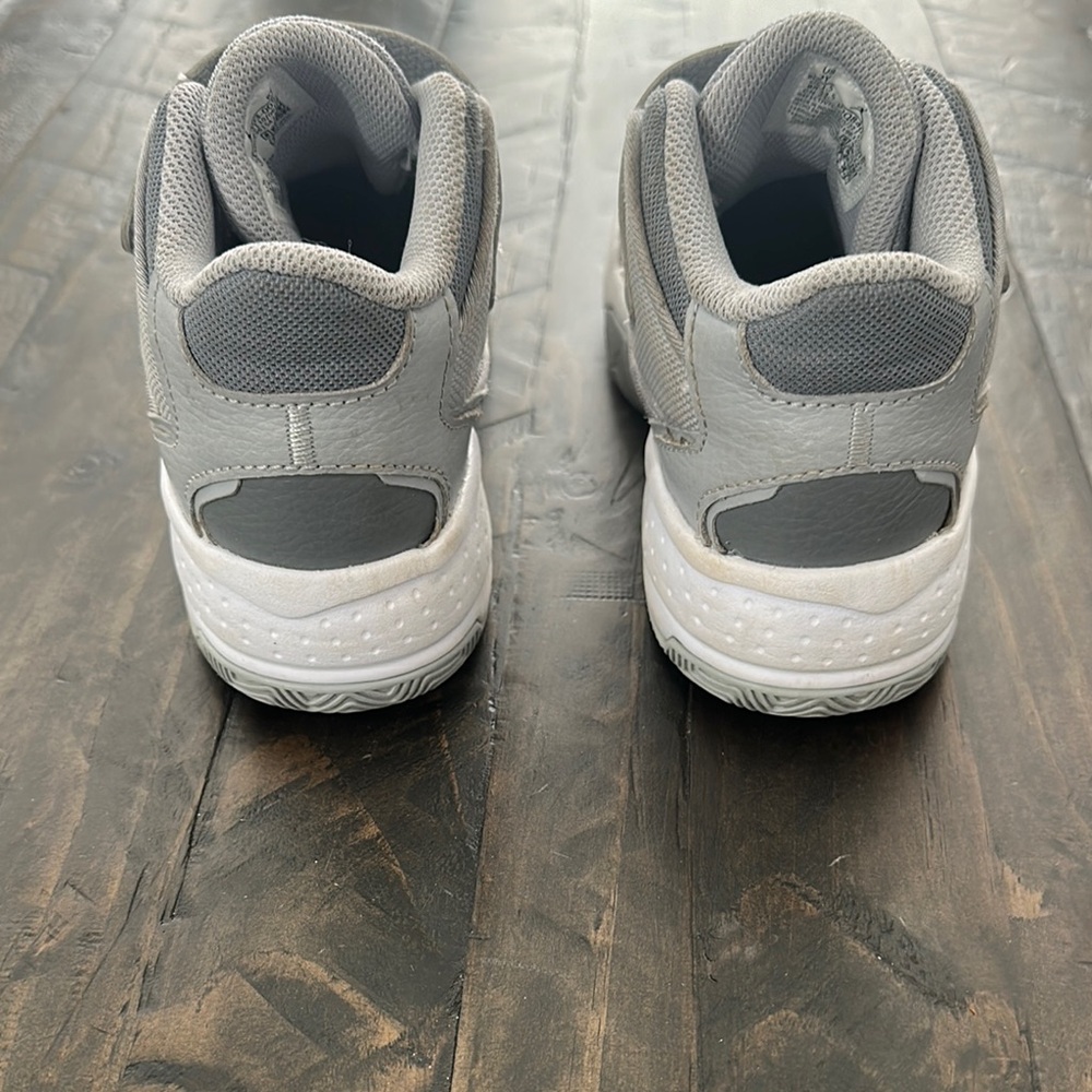 Jordan Max Aura - Gray boys size 2Y - Picture 4 of 4